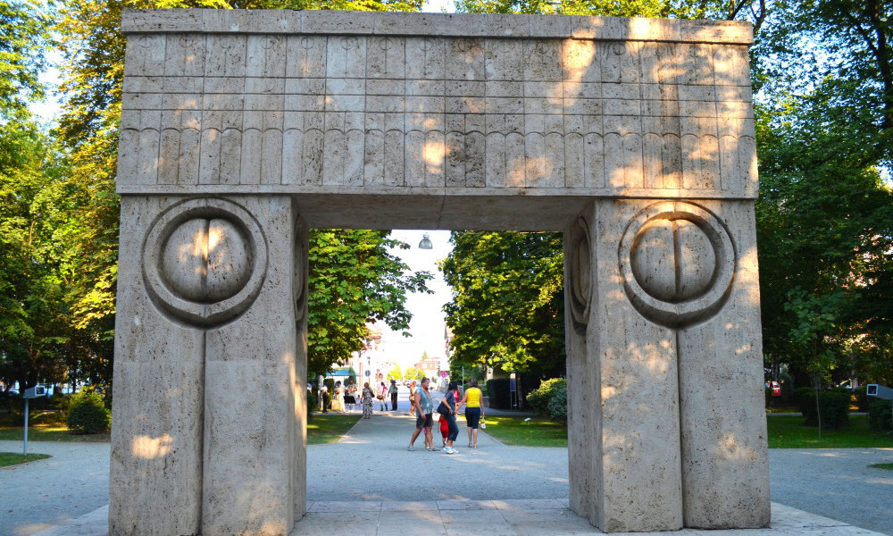 La Porte du Baiser, en Targu Jiu, Roumanie