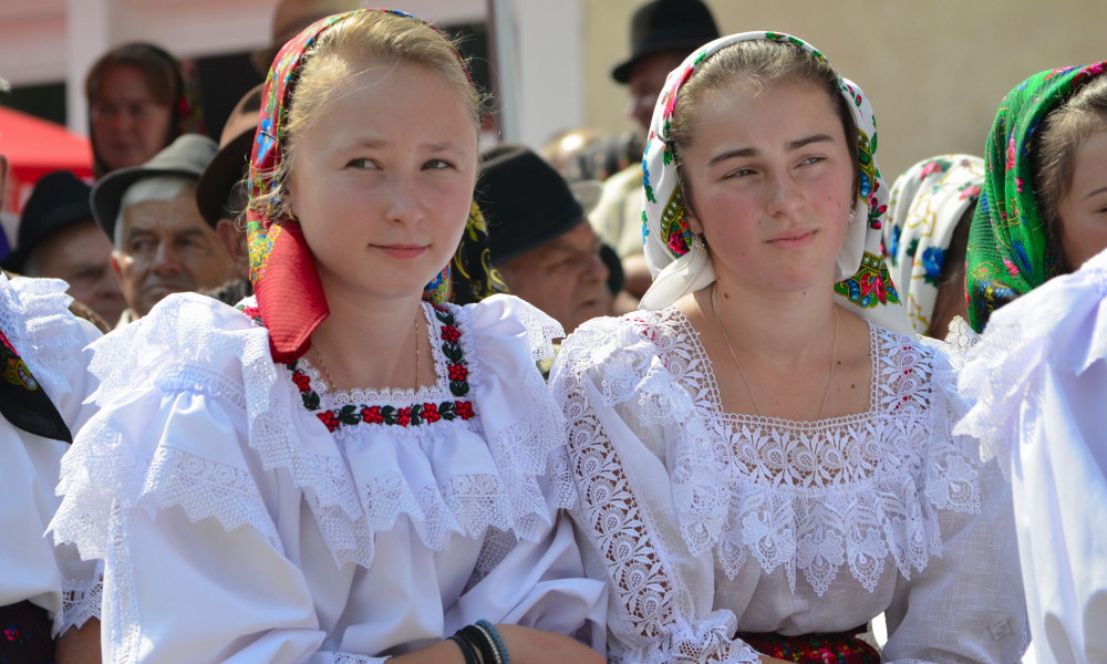 costume folklorique roumain, costume régional roumain